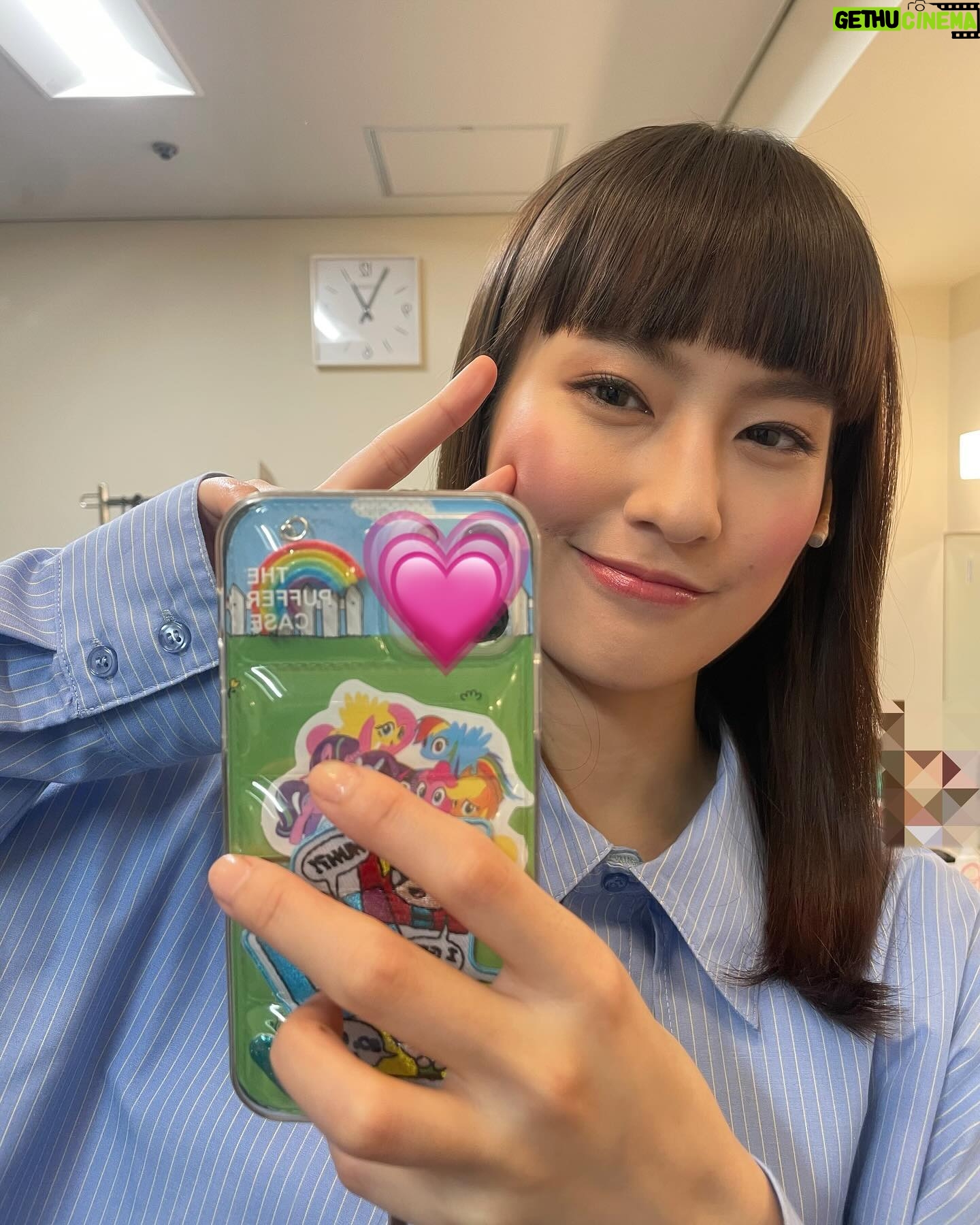 Yuri Tsunematsu Instagram - ハザカイキ全公演完走しました。 橋本香を演じる事ができて本当に良かったです。楽しかったです!!! 約15分間(私の台詞部分だと13ページ分)、1人で客席に向かって喋り続ける芝居に今後出会う機会はなかなか無いと思います。とても貴重な体験でした。日々、お客さんの雰囲気で変わってく芝居。普通のお芝居は相手役の俳優と対峙して、お互いに感情を共有して、与え与えられを繰り返しながらするけど、今回はお客さんvs私だったから特殊な環境にいた気がします。 毎日、匿名で様々な人が意見を発するSNSについて考えていました。 SNSの嫌な部分を調べて、嫌なポストをわざと探して気持ちを作って、怒ったり、悲しくなったり、めんどくさくなったり、また怒ったり、を繰り返していました。 とにかくめんどくさい!すべてだるい!この世の中!!! でも里美のセリフであったように、一人でも気持ちを共有できる人がいたらこの世界で生きる救いになるなぁと思いました。自分の周りから優しい世界にしていきたいです。 私にとっては確実に端境期になった舞台「#ハザカイキ 」 今後も沢山の面白い作品に出会ってお芝居をしていきたいです。 キャストの皆様、スタッフの皆様、エキストラの皆様。最後まで支えて下さりありがとうございました。また皆さんとじっくりお芝居出来る環境に出会えますように。 ひとまずゆっくりします🛌 ありがとうございました!!! * * * 先程発表されましたが、5月26日19:00〜Hulu(レンタル/購入)にて本作の独占配信が決定致しました👏 今回公演を見に来られなかった方も、もう一度見たい方も是非チェックしてみて下さい☺️ #恒松祐里
