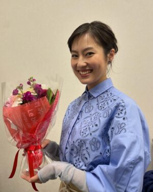 Yuri Tsunematsu Instagram - 株式会社リヴァンプのストーリードラマでの
オフショット💐
お洋服全部可愛かったです💕

駅の広告で私と磯村さんを発見した！！