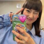Yuri Tsunematsu Instagram - ハザカイキ全公演完走しました。 橋本香を演じる事ができて本当に良かったです。楽しかったです！！！ 約15分間（私の台詞部分だと13ページ分）、1人で客席に向かって喋り続ける芝居に今後出会う機会はなかなか無いと思います。とても貴重な体験でした。日々、お客さんの雰囲気で変わってく芝居。普通のお芝居は相手役の俳優と対峙して、お互いに感情を共有して、与え与えられを繰り返しながらするけど、今回はお客さんvs私だったから特殊な環境にいた気がします。 毎日、匿名で様々な人が意見を発するSNSについて考えていました。 SNSの嫌な部分を調べて、嫌なポストをわざと探して気持ちを作って、怒ったり、悲しくなったり、めんどくさくなったり、また怒ったり、を繰り返していました。 とにかくめんどくさい！すべてだるい！この世の中！！！ でも里美のセリフであったように、一人でも気持ちを共有できる人がいたらこの世界で生きる救いになるなぁと思いました。自分の周りから優しい世界にしていきたいです。 私にとっては確実に端境期になった舞台「#ハザカイキ 」 今後も沢山の面白い作品に出会ってお芝居をしていきたいです。 キャストの皆様、スタッフの皆様、エキストラの皆様。最後まで支えて下さりありがとうございました。また皆さんとじっくりお芝居出来る環境に出会えますように。 ひとまずゆっくりします🛌 ありがとうございました！！！ * * * 先程発表されましたが、5月26日19:00〜Hulu（レンタル/購入）にて本作の独占配信が決定致しました👏 今回公演を見に来られなかった方も、もう一度見たい方も是非チェックしてみて下さい☺️ #恒松祐里