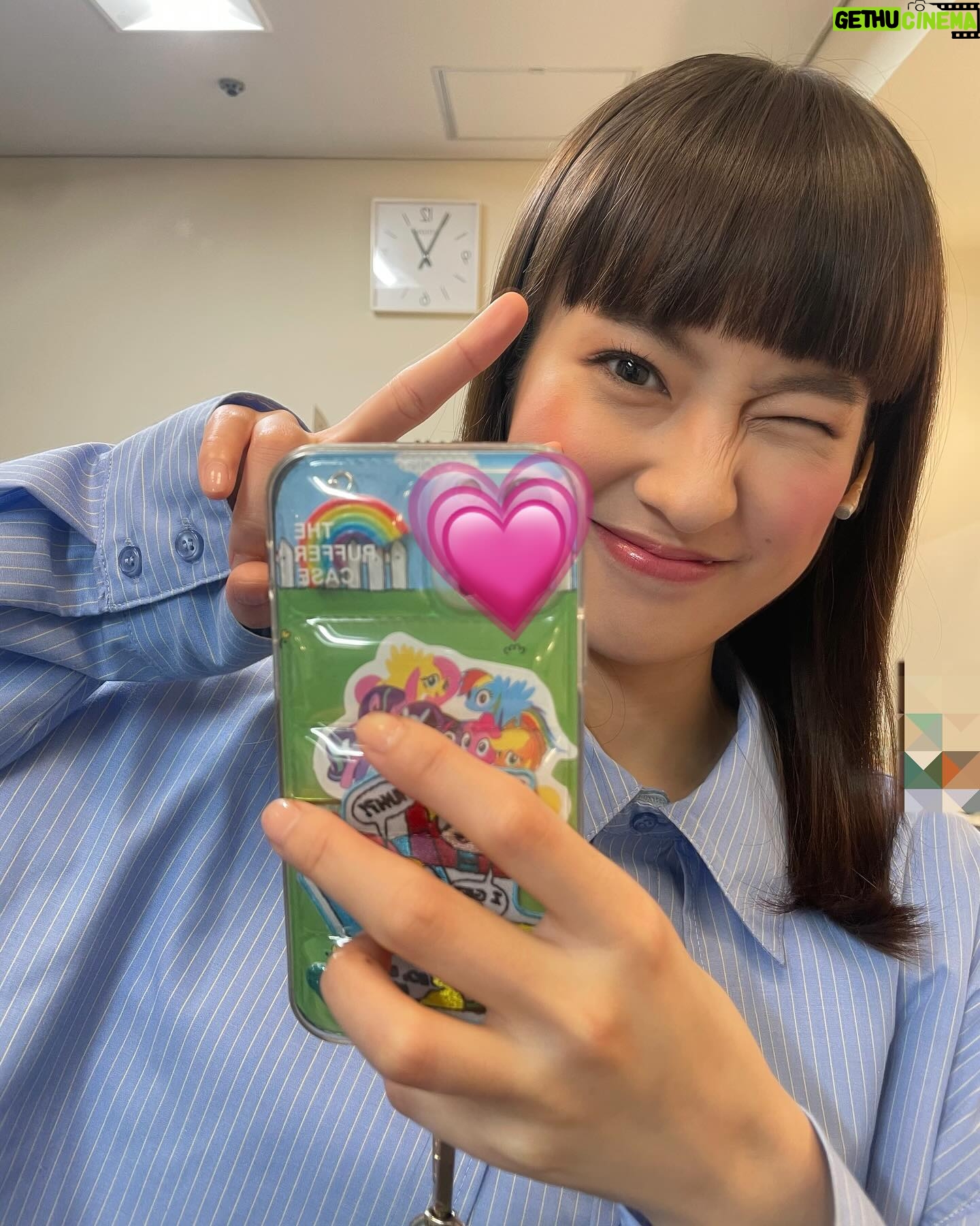 Yuri Tsunematsu Instagram - ハザカイキ全公演完走しました。 橋本香を演じる事ができて本当に良かったです。楽しかったです!!! 約15分間(私の台詞部分だと13ページ分)、1人で客席に向かって喋り続ける芝居に今後出会う機会はなかなか無いと思います。とても貴重な体験でした。日々、お客さんの雰囲気で変わってく芝居。普通のお芝居は相手役の俳優と対峙して、お互いに感情を共有して、与え与えられを繰り返しながらするけど、今回はお客さんvs私だったから特殊な環境にいた気がします。 毎日、匿名で様々な人が意見を発するSNSについて考えていました。 SNSの嫌な部分を調べて、嫌なポストをわざと探して気持ちを作って、怒ったり、悲しくなったり、めんどくさくなったり、また怒ったり、を繰り返していました。 とにかくめんどくさい!すべてだるい!この世の中!!! でも里美のセリフであったように、一人でも気持ちを共有できる人がいたらこの世界で生きる救いになるなぁと思いました。自分の周りから優しい世界にしていきたいです。 私にとっては確実に端境期になった舞台「#ハザカイキ 」 今後も沢山の面白い作品に出会ってお芝居をしていきたいです。 キャストの皆様、スタッフの皆様、エキストラの皆様。最後まで支えて下さりありがとうございました。また皆さんとじっくりお芝居出来る環境に出会えますように。 ひとまずゆっくりします🛌 ありがとうございました!!! * * * 先程発表されましたが、5月26日19:00〜Hulu(レンタル/購入)にて本作の独占配信が決定致しました👏 今回公演を見に来られなかった方も、もう一度見たい方も是非チェックしてみて下さい☺️ #恒松祐里