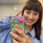 Yuri Tsunematsu Instagram - ハザカイキ全公演完走しました。 橋本香を演じる事ができて本当に良かったです。楽しかったです！！！ 約15分間（私の台詞部分だと13ページ分）、1人で客席に向かって喋り続ける芝居に今後出会う機会はなかなか無いと思います。とても貴重な体験でした。日々、お客さんの雰囲気で変わってく芝居。普通のお芝居は相手役の俳優と対峙して、お互いに感情を共有して、与え与えられを繰り返しながらするけど、今回はお客さんvs私だったから特殊な環境にいた気がします。 毎日、匿名で様々な人が意見を発するSNSについて考えていました。 SNSの嫌な部分を調べて、嫌なポストをわざと探して気持ちを作って、怒ったり、悲しくなったり、めんどくさくなったり、また怒ったり、を繰り返していました。 とにかくめんどくさい！すべてだるい！この世の中！！！ でも里美のセリフであったように、一人でも気持ちを共有できる人がいたらこの世界で生きる救いになるなぁと思いました。自分の周りから優しい世界にしていきたいです。 私にとっては確実に端境期になった舞台「#ハザカイキ 」 今後も沢山の面白い作品に出会ってお芝居をしていきたいです。 キャストの皆様、スタッフの皆様、エキストラの皆様。最後まで支えて下さりありがとうございました。また皆さんとじっくりお芝居出来る環境に出会えますように。 ひとまずゆっくりします🛌 ありがとうございました！！！ * * * 先程発表されましたが、5月26日19:00〜Hulu（レンタル/購入）にて本作の独占配信が決定致しました👏 今回公演を見に来られなかった方も、もう一度見たい方も是非チェックしてみて下さい☺️ #恒松祐里