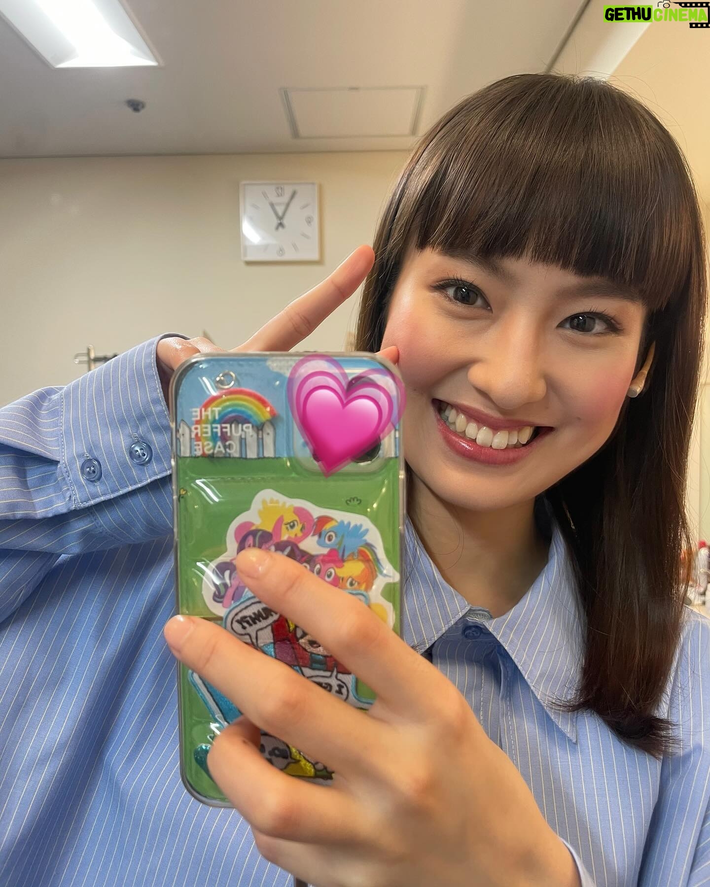 Yuri Tsunematsu Instagram - ハザカイキ全公演完走しました。 橋本香を演じる事ができて本当に良かったです。楽しかったです!!! 約15分間(私の台詞部分だと13ページ分)、1人で客席に向かって喋り続ける芝居に今後出会う機会はなかなか無いと思います。とても貴重な体験でした。日々、お客さんの雰囲気で変わってく芝居。普通のお芝居は相手役の俳優と対峙して、お互いに感情を共有して、与え与えられを繰り返しながらするけど、今回はお客さんvs私だったから特殊な環境にいた気がします。 毎日、匿名で様々な人が意見を発するSNSについて考えていました。 SNSの嫌な部分を調べて、嫌なポストをわざと探して気持ちを作って、怒ったり、悲しくなったり、めんどくさくなったり、また怒ったり、を繰り返していました。 とにかくめんどくさい!すべてだるい!この世の中!!! でも里美のセリフであったように、一人でも気持ちを共有できる人がいたらこの世界で生きる救いになるなぁと思いました。自分の周りから優しい世界にしていきたいです。 私にとっては確実に端境期になった舞台「#ハザカイキ 」 今後も沢山の面白い作品に出会ってお芝居をしていきたいです。 キャストの皆様、スタッフの皆様、エキストラの皆様。最後まで支えて下さりありがとうございました。また皆さんとじっくりお芝居出来る環境に出会えますように。 ひとまずゆっくりします🛌 ありがとうございました!!! * * * 先程発表されましたが、5月26日19:00〜Hulu(レンタル/購入)にて本作の独占配信が決定致しました👏 今回公演を見に来られなかった方も、もう一度見たい方も是非チェックしてみて下さい☺️ #恒松祐里