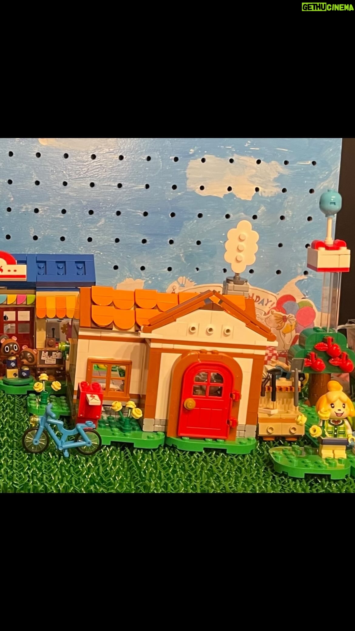 Yuri Tsunematsu Instagram - #animalcrossing × #LEGO 🌳 どう森とレゴのコラボアイテムかわいすぎ💛 見えないところまで細かく再現されていました…!! (風船のプレゼントの中に物をしまえる、木の中に枝とかお金を入れられる、リンゴも落ちる🍎、ポストに手紙出し入れできる、ドアが開くなど...) どう森で楽しいことの一つにお部屋を自分好みに作るという作業があるけど、それもレゴの家具を使ってできる。 窓の色とかパーツがあれば屋根の色も変えられる。 ゲームの世界が3Dになって本当に感動しました…‼️ 作った方々天才👏 あつ森久々にやりたくなった🏡 #legoanimalcrossing