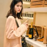 Yuri Tsunematsu Instagram – 🍇♻︎👜
舞台休演日に伊勢丹新宿店の1階にお邪魔してきました✨

今日から16日まで、ステラ マッカートニーが国内初となる“ステラズ サステナブル マーケット（Stella’s  Sustainable Market）”を開催しています！

私が身に付けているバッグはブドウの廃棄物からなる代替レザーを使用して作られたもの！！
シャンパンの製造に際して廃棄される、ブドウの茎部分などを集めて粉砕、専用の布に統合し、ヴィーガンレザーとして生まれ変わらせているそうです🍇
他にもサステナブルな商品が沢山あり、今はこんな技術があるんだ…！と感動しました✨

本館3階では、「ステラマッカートニー」を象徴する、設立から現在までのコレクションピースを展示、販売しています。今でも色褪せないデザインのお洋服たちに心躍りました！

皆さんもお時間がありましたら是非覗いてみては如何でしょうか☺️

@stellamccartney
#StellasSustainableMarket #StellaMcCartneyxIsetan #stellamccartney 
#pr