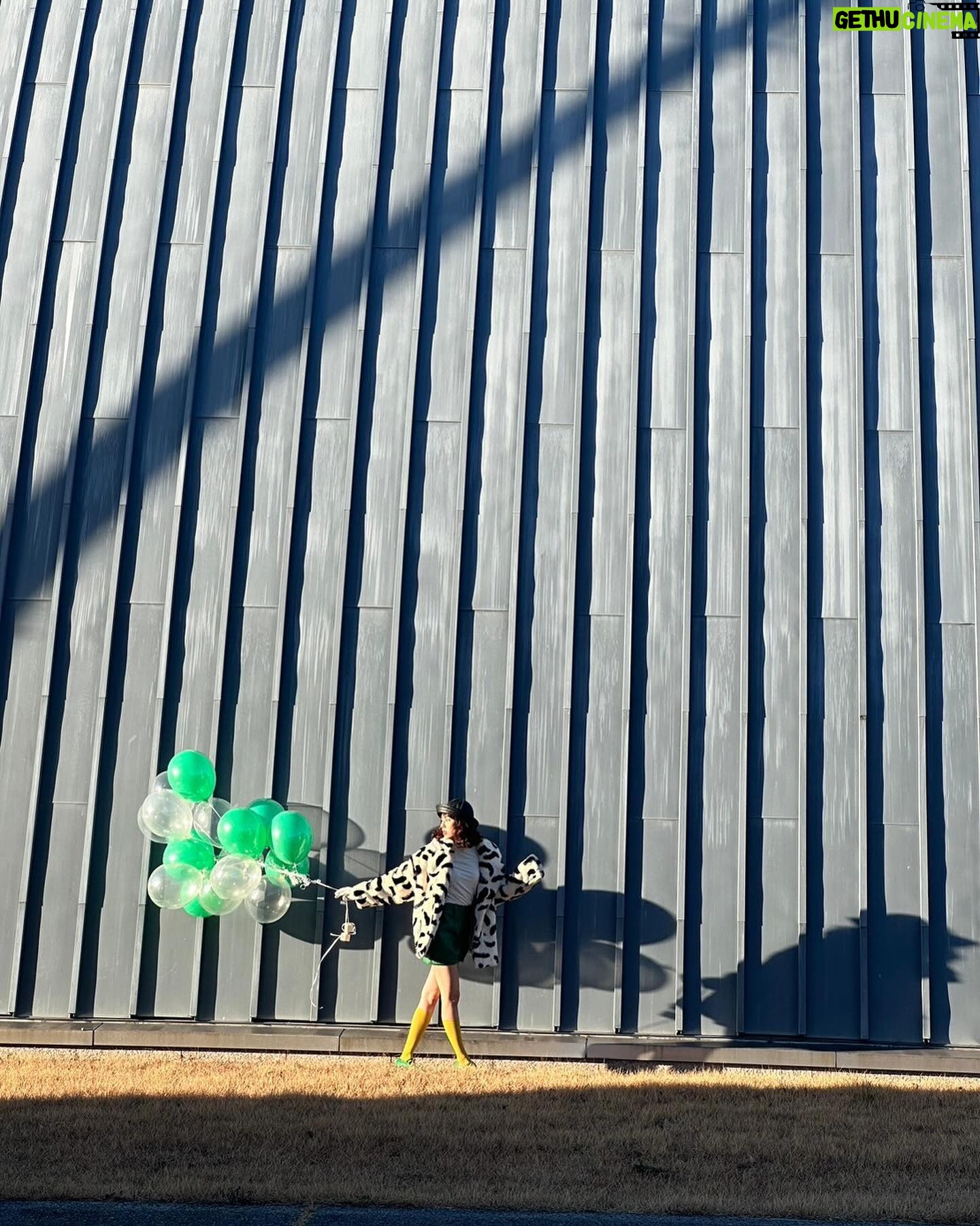 Yuri Tsunematsu Instagram - #私が撮りたかった女優展 vol.5💚 オフショットしりーず①🗽 沢山風船持ててDisneyの風船の人になったみたいだった♡ 撮影後は私が全て持ち帰らせて頂きました🎈 📸 aika @_1119_a_ 💄 saki ogawa @ogsk________1q 👗 kyon @kyonchic ________________________ 《会期》2024年3月16日(土)~26日 11:00~20:00/初日のみ9:30オープン(*)/休館日無し 《会場》AA (アー) 東京都中央区日本橋兜町6-5兜町 第6平和ビルB1F 茅場町駅から徒歩3分/日本橋駅から徒歩5分 《入場料》大人1,000円学生 600円小学生以下無料 詳しくは公式SNS @actress_ex をご確認ください。 ________________________ #恒松祐里