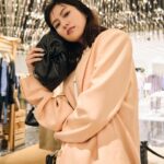 Yuri Tsunematsu Instagram – 🍇♻︎👜
舞台休演日に伊勢丹新宿店の1階にお邪魔してきました✨

今日から16日まで、ステラ マッカートニーが国内初となる“ステラズ サステナブル マーケット（Stella’s  Sustainable Market）”を開催しています！

私が身に付けているバッグはブドウの廃棄物からなる代替レザーを使用して作られたもの！！
シャンパンの製造に際して廃棄される、ブドウの茎部分などを集めて粉砕、専用の布に統合し、ヴィーガンレザーとして生まれ変わらせているそうです🍇
他にもサステナブルな商品が沢山あり、今はこんな技術があるんだ…！と感動しました✨

本館3階では、「ステラマッカートニー」を象徴する、設立から現在までのコレクションピースを展示、販売しています。今でも色褪せないデザインのお洋服たちに心躍りました！

皆さんもお時間がありましたら是非覗いてみては如何でしょうか☺️

@stellamccartney
#StellasSustainableMarket #StellaMcCartneyxIsetan #stellamccartney 
#pr