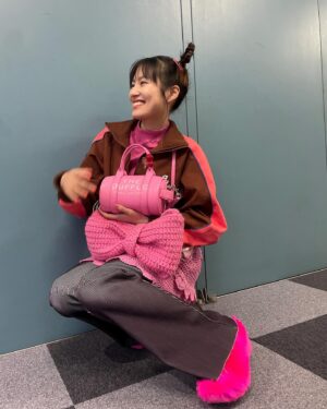 Yuri Tsunematsu Instagram - 🎎 #ツネからの誕生日動画
3月生まれの方💞
お誕生日おめでとうございます！！！
皆さんにとって素敵な一年になりますように✨

Happy birthday to people are born in March!!! Wish you have a happy day and a nice year✨

花粉がつらい季節になってきましたね…
最近は舞台「ハザカイキ」の稽古な日々！
3/31の初日に向けて素晴らしいものを届けられるよう頑張ります！

今回の #恒私服 は…
👜　#marcjacobs 
🧥&👖 #nontokyo 
🩳　#vintage 
👡　#ugg

リボンバッグは私の手作り✌️🎀
The crochet bow bag is hand-knitted by me✨
#yuritunes #bowbag #crochet