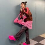 Yuri Tsunematsu Instagram - 🎎 #ツネからの誕生日動画 3月生まれの方💞 お誕生日おめでとうございます！！！ 皆さんにとって素敵な一年になりますように✨ Happy birthday to people are born in March!!! Wish you have a happy day and a nice year✨ 花粉がつらい季節になってきましたね… 最近は舞台「ハザカイキ」の稽古な日々！ 3/31の初日に向けて素晴らしいものを届けられるよう頑張ります！ 今回の #恒私服 は… 👜　#marcjacobs 🧥&👖 #nontokyo 🩳　#vintage 👡　#ugg リボンバッグは私の手作り✌️🎀 The crochet bow bag is hand-knitted by me✨ #yuritunes #bowbag #crochet