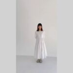 Yuri Tsunematsu Instagram - 🎙️ Bunkamura Production 2024 舞台『ハザカイキ』本日より開幕です！ 橋本香という人間を最初から最後まで取りこぼす事なく 演じ切りたいと思います。そして常に進化していけるよう頑張ります。 カンパニーの皆さんと共に駆け抜けます！ 客席に座る皆様も本作と一体になれる、いや、、ならざるを得ない作品になっています。そちらもお楽しみに…📸 THEATER MILANO-Za（東急歌舞伎町タワー6 階）にて 皆様のご来場をお待ちしております！！ * * 【作・演出】三浦大輔 【出演】丸山隆平 勝地涼 恒松祐里 さとうほなみ 九条ジョー 米村亮太朗 横山由依 大空ゆうひ 風間杜夫 日高ボブ美 松澤匠 青山美郷 川綱治加来 【東京公演】2024 年 3 月 31 日(日)～4 月 22 日(月) THEATER MILANO-Za（東急歌舞伎町タワー6 階） 【大阪公演】2024 年 4 月 27 日(土)～5 月 6 日（月・休） 森ノ宮ピロティホール 【あらすじ】 芸能記者である菅原裕一（丸山隆平）が担当することになった、国民的人気タレントの橋本香（恒松祐里）と人気アーティスト・加藤勇（九条ジョー）の熱愛疑惑。リークしたのは、香の友人・野口裕子（横山由依）。 香の父・橋本浩二（風間杜夫）は人気俳優であったが、芸能事務所の社長となり、いまは香のマネージャーの田村修（米村亮太朗）とともにマネージメントをしている。香がまだ幼い頃に、不倫をスクープされ芸能界から姿を消した自身の経験を元に、香にはスキャンダルを起こさないよう諭している。マンションから出てきた香を追い、菅原が入ったスナックには浩二と離婚した香の母・智子（大空ゆうひ）がいた。 菅原には同棲している恋人・鈴木里美（さとうほなみ）と、親友・今井伸二（勝地涼）がいる。菅原は里美との生活に安らぎを得、今井と会うときには仕事の愚痴を話したり、ごく普通に過ごし、そんな生活が今後も続くと信じていたが、実は二人は菅原の仕事を快く思ってはいなかった。 ある日勇がとある不祥事で芸能界を追放され、事態が急変する。勇との熱愛をスクープされた香にも芸能人としての存続の危機が訪れ、菅原も芸能記者として最悪の事態に陥る……。　 #ハザカイキ #恒松祐里