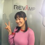 Yuri Tsunematsu Instagram - 株式会社リヴァンプのストーリードラマでの オフショット💐 お洋服全部可愛かったです💕 駅の広告で私と磯村さんを発見した！！