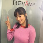 Yuri Tsunematsu Instagram - 株式会社リヴァンプのストーリードラマでの オフショット💐 お洋服全部可愛かったです💕 駅の広告で私と磯村さんを発見した！！