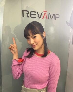 Yuri Tsunematsu Instagram - 株式会社リヴァンプのストーリードラマでの
オフショット💐
お洋服全部可愛かったです💕

駅の広告で私と磯村さんを発見した！！