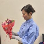 Yuri Tsunematsu Instagram - 株式会社リヴァンプのストーリードラマでの オフショット💐 お洋服全部可愛かったです💕 駅の広告で私と磯村さんを発見した！！