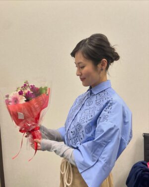 Yuri Tsunematsu Instagram - 株式会社リヴァンプのストーリードラマでの
オフショット💐
お洋服全部可愛かったです💕

駅の広告で私と磯村さんを発見した！！