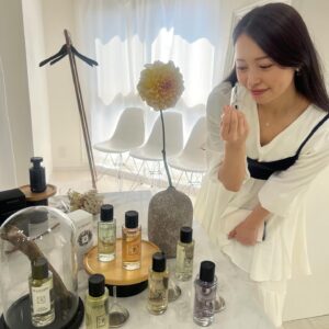 Yurika Kurosawa Instagram - 🌺ルクヴォンメゾンドパルファム Early Summer EXHIBITION🌺の展示会へ

エルメスの庭シリーズを創作した
初代専属調香師のジャン＝クロード・エレナ（Jean-Claude Ellena）が手掛けるフレグランスブランド

初夏に向けたフレッシュフローラルな香りが多くて、
私は新作のピオニアに一目惚れ？香り惚れしました🥰

西洋文化では愛を表現するロマンチックな花として、
中国では古代より富、繁栄、美の象徴とされている香り高いピオニーを主香料としたものだそうです😍

行く場所によって気分を変えて今年は香りもおしゃれにしていこうと思います✨

#ルクヴォン