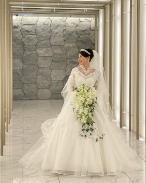 Yurika Kurosawa Instagram - 少しだけ想いを書かせてください🙏

結婚式をやると決めて、ドレスをどこにしようか選んでる時にたまたまお声がけをしてきてくださったのが桂由美さんでした。
まだまだ現役感があって、最後に握手してくださった時も
とても力強かったのを覚えています。結婚式を挙げる人は昔より減ってきているけど、まだまだ花嫁を美しくしたいってお話しをされていました。

ドレスを着た時も１つ１つのレースの模様が本当に綺麗で細かいのに着やすくて、キラキラして見えて、私自身も本当に幸せな気持ちでドレスを着て結婚式を挙げる事ができました✨　
式を終えて、とても素敵な方とお話しをして頂いたんだなっと改めて思いました。

本当にありがとうございました。

素敵なドレスを着れてとてもとても嬉しかったです。

@yumikatsurajapan