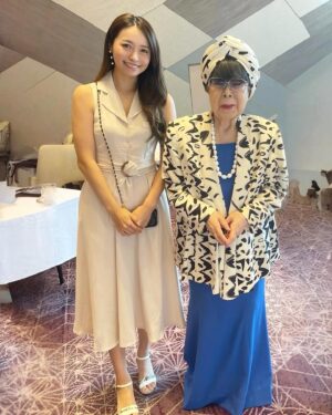 Yurika Kurosawa Instagram - 少しだけ想いを書かせてください🙏

結婚式をやると決めて、ドレスをどこにしようか選んでる時にたまたまお声がけをしてきてくださったのが桂由美さんでした。
まだまだ現役感があって、最後に握手してくださった時も
とても力強かったのを覚えています。結婚式を挙げる人は昔より減ってきているけど、まだまだ花嫁を美しくしたいってお話しをされていました。

ドレスを着た時も１つ１つのレースの模様が本当に綺麗で細かいのに着やすくて、キラキラして見えて、私自身も本当に幸せな気持ちでドレスを着て結婚式を挙げる事ができました✨　
式を終えて、とても素敵な方とお話しをして頂いたんだなっと改めて思いました。

本当にありがとうございました。

素敵なドレスを着れてとてもとても嬉しかったです。

@yumikatsurajapan