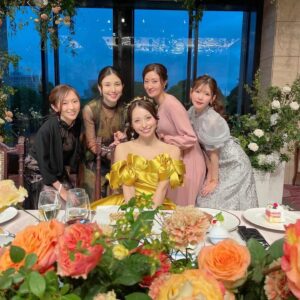 Yurika Kurosawa Instagram - お友達には本当に感謝の気持ちでいっぱい🥰
ありがとう❤️
花達に美人さんが集まって高砂からも眼福というなんとも
役得な花嫁ともなりました😍笑

まだ載せたいですが、カメラマンさんのデータ届いたら
またお付き合いしていただけましたら嬉しいです🥹笑
思い出たくさん載せたいのです🥹🙏

#結婚式 
#花婚式
