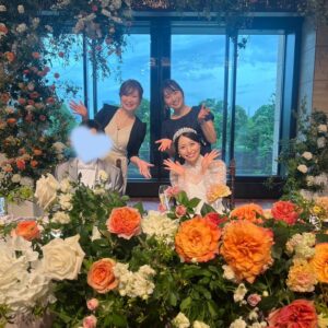 Yurika Kurosawa Instagram - お友達には本当に感謝の気持ちでいっぱい🥰
ありがとう❤️
花達に美人さんが集まって高砂からも眼福というなんとも
役得な花嫁ともなりました😍笑

まだ載せたいですが、カメラマンさんのデータ届いたら
またお付き合いしていただけましたら嬉しいです🥹笑
思い出たくさん載せたいのです🥹🙏

#結婚式 
#花婚式
