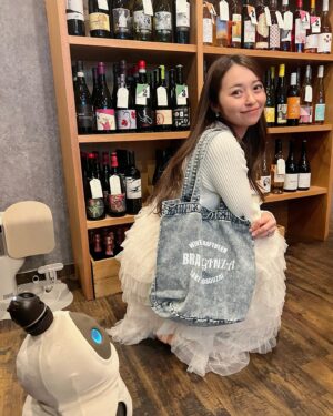 Yurika Kurosawa Instagram - お友達がやっているお店　@bratt_ginza 
お店のトートバッグやパーカーができた様で✨
セミヨンとメルローという可愛い仲間が増えて
ご夫婦で美味しいワインを出してくれる場所🍷
prじゃないけど勝手にpr🤭笑

写ってるのはトートバッグとセミヨン♡

#銀座bar  #銀座ディナー 
#銀座カフェ
