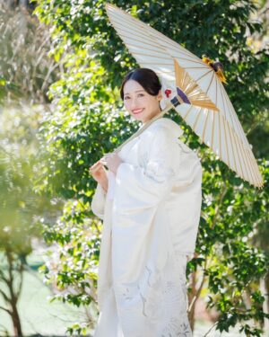 Yurika Kurosawa Instagram - 結婚式関連続いてしまいますが、
真夏になる前にお付き合いください🙏☀️笑

実は前撮りで和装も撮っていました☺️
初めての明治記念館だったのですが、庭園も綺麗で空気も気持ちよく🌱
手ぶらで行けて撮影の段取りもスムーズでとても良かったのです😳✨

お着物は両方ともわが家に思入れ深い鶴の柄のにしました☺️💕

傘持ってみたかったので嬉しかったです笑　
そして桜が綺麗な時期でした🌸
とりあえずなんか持ってたいんでしょうね🤣笑

あたたかい目線で和装も見てくれたら嬉しいです🙏笑