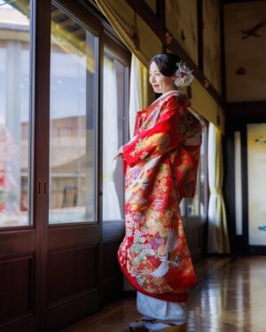 Yurika Kurosawa Instagram - 結婚式関連続いてしまいますが、
真夏になる前にお付き合いください🙏☀️笑

実は前撮りで和装も撮っていました☺️
初めての明治記念館だったのですが、庭園も綺麗で空気も気持ちよく🌱
手ぶらで行けて撮影の段取りもスムーズでとても良かったのです😳✨

お着物は両方ともわが家に思入れ深い鶴の柄のにしました☺️💕

傘持ってみたかったので嬉しかったです笑　
そして桜が綺麗な時期でした🌸
とりあえずなんか持ってたいんでしょうね🤣笑

あたたかい目線で和装も見てくれたら嬉しいです🙏笑