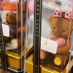 Yurika Kurosawa Instagram - LOUANGE TOKYO Valentine
Collection~chocolat
mariage〜2024〜へ💝

毎年とても可愛くてワクワクする@louangetokyo_lemusee　✨
なんと今年はヌーミーくん🧸の
ガールフレンドエイミーちゃん🎀初披露ということで即買いの勢いでした😍

可愛くて美味しい大好きな組み合わせ🤤笑

みんなはどんなチョコもらえたら嬉しいですか？☺️

@louange_tokyo 
@louangetokyo_lemusee 
#バレンタインスイーツ
 #valentine  #pr
#ルワンジュ東京