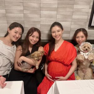 Yurika Kurosawa Instagram - お友達のマナミン出産前にみんなと定例のご飯会🥰
わんこもいけるお店
@rusteaks でティコちゃんからもお腹ポンポンさせてもらってパワー送ったよ☺️✨

カメラ目線は撮れず！🤣
お肉もチーズケーキも美味しくわんこ様のもかなり美味しそうなお肉でした🤤

　
もう一つはみんな大好き @takahashi.sushi 🍣　
千花さんのお祝いもできてハピハピでした😆🎂

次は産まれてから✨
みんなでお祝いするのも楽しみだな🥰
