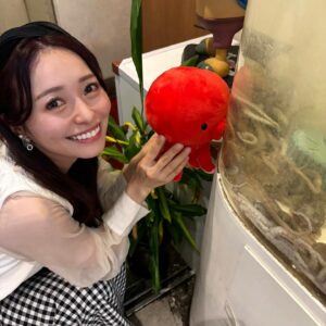 Yurika Kurosawa Instagram - ⚠️4枚目は閲覧注意です⚠️ 

新鮮なタコを食べに行ってきました🐙
@tejonde 

全部美味しくてそして楽しめるご飯でお酒がとっても進みました♡笑
美味しいもの食べて飲めるって幸せだ🥰

あ、ジム行きます笑🙋‍♀️

※ぬいぐるみは家から持ってきた自前です笑

#テジョンデ  #新大久保グルメ