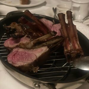 Yurika Kurosawa Instagram - お友達のマナミン出産前にみんなと定例のご飯会🥰
わんこもいけるお店
@rusteaks でティコちゃんからもお腹ポンポンさせてもらってパワー送ったよ☺️✨

カメラ目線は撮れず！🤣
お肉もチーズケーキも美味しくわんこ様のもかなり美味しそうなお肉でした🤤

　
もう一つはみんな大好き @takahashi.sushi 🍣　
千花さんのお祝いもできてハピハピでした😆🎂

次は産まれてから✨
みんなでお祝いするのも楽しみだな🥰