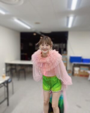 Yurika Kubo Instagram - 東京ライブイベント着用衣装🤍
・
・
・
基本的に私は超絶照れ屋なので
自分から「私のライブこない？」って
絶対に誘わないタイプなのですが
唯一「ライブ行きたいんだけど🫶🏻」って
わざわざ直接言ってくるのはこの人だけ😂
珍しい女子だわねーーー！！
ありがとーーーー！！！
お花までもらっちゃった👼🏻
（岩みたいな入浴剤もくれた）
・
・
・
#シカコ #shikaco #小鹿 #시카코 
#久保ユリカ #kuboyurika #久保百合花 #쿠보유리카 #奈良 #NARA #나라 #鹿 #deer #사슴 #ootd #오오티디 #옷스타그램 #코디 #ステージ衣装 #衣装 #可愛くって意地悪しちゃう #カワイジ #リリイベ #山野ホール #りっぴー #りぴしか