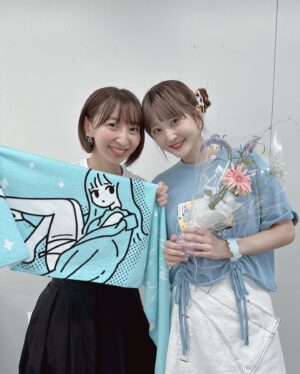 Yurika Kubo Instagram - 東京ライブイベント着用衣装🤍
・
・
・
基本的に私は超絶照れ屋なので
自分から「私のライブこない？」って
絶対に誘わないタイプなのですが
唯一「ライブ行きたいんだけど🫶🏻」って
わざわざ直接言ってくるのはこの人だけ😂
珍しい女子だわねーーー！！
ありがとーーーー！！！
お花までもらっちゃった👼🏻
（岩みたいな入浴剤もくれた）
・
・
・
#シカコ #shikaco #小鹿 #시카코 
#久保ユリカ #kuboyurika #久保百合花 #쿠보유리카 #奈良 #NARA #나라 #鹿 #deer #사슴 #ootd #오오티디 #옷스타그램 #코디 #ステージ衣装 #衣装 #可愛くって意地悪しちゃう #カワイジ #リリイベ #山野ホール #りっぴー #りぴしか