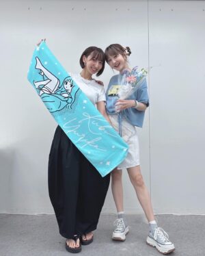 Yurika Kubo Instagram - 東京ライブイベント着用衣装🤍
・
・
・
基本的に私は超絶照れ屋なので
自分から「私のライブこない？」って
絶対に誘わないタイプなのですが
唯一「ライブ行きたいんだけど🫶🏻」って
わざわざ直接言ってくるのはこの人だけ😂
珍しい女子だわねーーー！！
ありがとーーーー！！！
お花までもらっちゃった👼🏻
（岩みたいな入浴剤もくれた）
・
・
・
#シカコ #shikaco #小鹿 #시카코 
#久保ユリカ #kuboyurika #久保百合花 #쿠보유리카 #奈良 #NARA #나라 #鹿 #deer #사슴 #ootd #오오티디 #옷스타그램 #코디 #ステージ衣装 #衣装 #可愛くって意地悪しちゃう #カワイジ #リリイベ #山野ホール #りっぴー #りぴしか