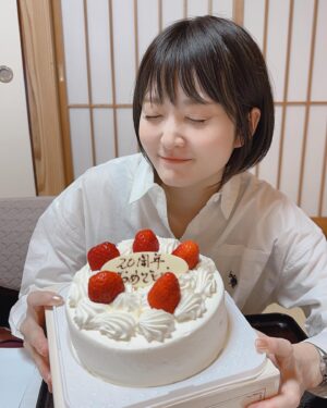 Yurika Kubo Instagram - バスツアー全てが終わったあと。
旅館に行ったらローソントラベルさんの粋な計らいで…
「20周年おめでとう」ケーキがサプライズで用意されていました！
泣くかと思った！！！

11月で21周年目突入できましたが、
こうしてあたたかく支えてくださる方がいなければ、私はシカノコさんの前に立つことすらできないので…
本当に本当に皆さんの優しさで…
また頑張ろうって思える力をもらっているんだなと。

そしてなにより！
一緒に遊んでくれてありがとうね🛼

▷

#シカコ #shikaco #小️鹿 #시카코
#久保ユリカ #kuboyurika #久保百合花 #쿠보유리카 #奈良 #NARA #나라 #鹿 #deer #사슴 #バスツアー #慰安旅行 #シカノコ慰安旅行 #大分 #別府 #ローソントラベル #地獄めぐり