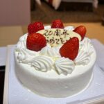 Yurika Kubo Instagram - バスツアー全てが終わったあと。 旅館に行ったらローソントラベルさんの粋な計らいで… 「20周年おめでとう」ケーキがサプライズで用意されていました！ 泣くかと思った！！！ 11月で21周年目突入できましたが、 こうしてあたたかく支えてくださる方がいなければ、私はシカノコさんの前に立つことすらできないので… 本当に本当に皆さんの優しさで… また頑張ろうって思える力をもらっているんだなと。 そしてなにより！ 一緒に遊んでくれてありがとうね🛼 ▷ #シカコ #shikaco #小️鹿 #시카코 #久保ユリカ #kuboyurika #久保百合花 #쿠보유리카 #奈良 #NARA #나라 #鹿 #deer #사슴 #バスツアー #慰安旅行 #シカノコ慰安旅行 #大分 #別府 #ローソントラベル #地獄めぐり