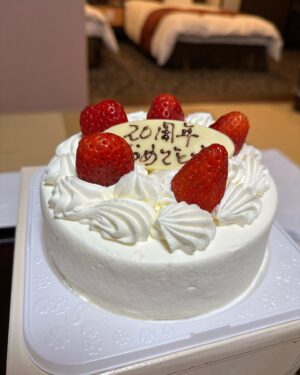 Yurika Kubo Instagram - バスツアー全てが終わったあと。
旅館に行ったらローソントラベルさんの粋な計らいで…
「20周年おめでとう」ケーキがサプライズで用意されていました！
泣くかと思った！！！

11月で21周年目突入できましたが、
こうしてあたたかく支えてくださる方がいなければ、私はシカノコさんの前に立つことすらできないので…
本当に本当に皆さんの優しさで…
また頑張ろうって思える力をもらっているんだなと。

そしてなにより！
一緒に遊んでくれてありがとうね🛼

▷

#シカコ #shikaco #小️鹿 #시카코
#久保ユリカ #kuboyurika #久保百合花 #쿠보유리카 #奈良 #NARA #나라 #鹿 #deer #사슴 #バスツアー #慰安旅行 #シカノコ慰安旅行 #大分 #別府 #ローソントラベル #地獄めぐり