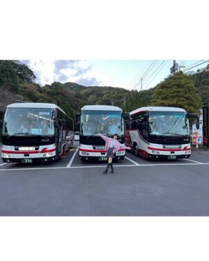 Yurika Kubo Instagram - バスツアー全てが終わったあと。
旅館に行ったらローソントラベルさんの粋な計らいで…
「20周年おめでとう」ケーキがサプライズで用意されていました！
泣くかと思った！！！

11月で21周年目突入できましたが、
こうしてあたたかく支えてくださる方がいなければ、私はシカノコさんの前に立つことすらできないので…
本当に本当に皆さんの優しさで…
また頑張ろうって思える力をもらっているんだなと。

そしてなにより！
一緒に遊んでくれてありがとうね🛼

▷

#シカコ #shikaco #小️鹿 #시카코
#久保ユリカ #kuboyurika #久保百合花 #쿠보유리카 #奈良 #NARA #나라 #鹿 #deer #사슴 #バスツアー #慰安旅行 #シカノコ慰安旅行 #大分 #別府 #ローソントラベル #地獄めぐり