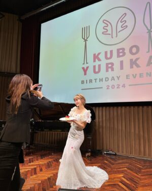 Yurika Kubo Instagram - 35歳のバースデーイベント！🍰
素敵で厳かな会場（レストラン）なのに
最高に陽気で史上最大にのびのびした！🤍

皆さん本当にありがとう！🫧

次のバースデーイベントは40歳かしら…？

dress👗 @pachelbel_dress #パッヘルベルドレス 

▷

#シカコ #shikaco #小️鹿 #시카코 
#久保ユリカ #kuboyurika #久保百合花 #쿠보유리카 #奈良 #NARA #나라 #鹿 #deer #사슴 #ボブ #bobhaircut #단발머리 #LIVE #birthdayevent #ディナーショー #dinnershow #俺のフレンチグランメゾン大手町 #俺のフレンチ