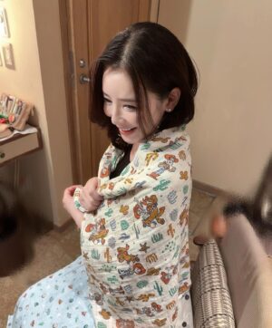 Yuu Tejima Instagram - 🍀　
　
　
@adenandanaisjp のスワドル✨
　

てじっ子に使う時はおくるみとか上からかけたりしてます👶

・

赤ちゃんはもちろんの事、大人の私でも色々な使い道があるのです♪

今回私は膝掛けと肩掛けにしました🩵

トイストーリーの柄も可愛くて手触りもフワフワで気分上がりました🙌

エイデンアンドアネイさんの商品はお祝いに頂いたりもして何種類か持ってるけどほんっっっとに肌触り良くて大好きです！！　

我が子と一緒に使えるのもすごく嬉しい💞

#エイデンアンドアネイ　#スワドル　#おくるみ　#膝掛け　#羽織り　#コットン　#親子　#ママのスワドル　#トイストーリー