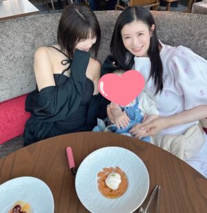 Yuu Tejima Instagram - ・

悠里ちゃんとランチデート🍽️💕

癒されたぁ☺️✨

　

てじっ子がグズった時もイヤな顔ひとつせず

「優ちゃんご飯食べてて〜♪」って言ってくれて　
お外に👶連れてって気分転換させてくれたり、　　
　

ラグジュアリー高い高いしてくれたりめっちゃ遊んでくれた🥹おかげさまで久々ゆっくりご飯食べられましたん♪ 
ありがとう🥹💓
　

ほんといつも優しい✨　
　

#森下悠里　#ランチ　#ママ友　#子連れランチ　#子育てママ