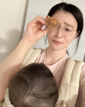 Yuu Tejima Instagram - ・

ダメだ…

何しても泣き止まん。

てじっ子のご機嫌が良くなるまで抱っこしながらご飯作る事にしました🥦

じゃないと何も出来ない！！！😭

お…重てぇ💦

#子育てあるある #子育てママ　#夕ご飯 #乳児　#乳児保育 
#ギャン泣き　#こっちが泣きたいとは　#こういうことか
#実感　#ワンオペ育児