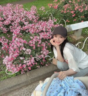 Yuu Tejima Instagram - ・

相席スタートのケイちゃんがアイドルっぽく撮ってくれました🌸

#ピクニック　#お散歩　#花　#自己顕示欲解放中
