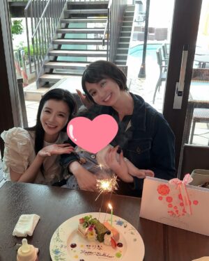 Yuu Tejima Instagram - ・

芹那のお誕生日祝い🥳🩷

３０代最後の歳なのに永遠に
「21歳になりました♡芹那です♡」

って言ってて謎でした😘
　
　

今年もお祝いさせてもらえて嬉しいな🎂✨

芹那といると心底幸せな気持ちになれる🥴
いつもありがとう🫶

　
　

この後の移動中てじっ子を抱っこ紐してずっと街を練り歩いてくれたよ👶　

「３６５日のうちのこのくらいの時間はてじ〜休んで〜♪」
なんて言ってくれて😢優しいーーー😢

もう結構重たいのにありがとう💓🥹💓
　
　

いつもほんっっとに優しい芹那✨
更なるハッピー姉さんで過ごしてね🌈

#芹那　#大好きな人　#お誕生日　#お誕生日おめでとう 
#癒し