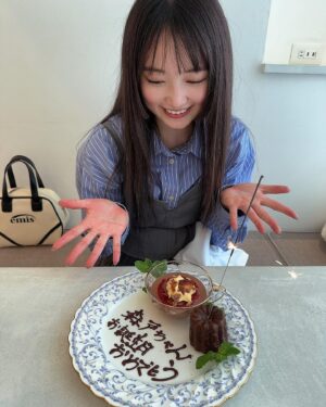 Yuu Tejima Instagram - ・

森戸ちゃんのお誕生日お祝い出来ましたん🎂

どんどん素敵に大人になっていく森戸ちゃんに勝手な母親心として嬉しく思います🐥

今の時代にこんなに真っ直ぐ育つ子いるのね。って感じ🍀笑
ご両親の育て方に尊敬致します🫡
　
　　
　

　
てじっ子の前だとすんごい大人に見えるからこりゃまたすごい！

私の目の前で天使が渋滞してました🩷✨

森戸ちゃん♡たくさん色んな景色を見て益々素敵な美天使になってね🤍

いつも仲良くしてくれてありがとう🧡ラブ🫶

　
　
　
　
　

私がこの日髪の毛セットしてなくて姫カットみたいになっちゃってたから　
　
この歳で私姫カットみたいになってるから気まずいって言ったら… 
　

「良いじゃないですか〜！お揃い嬉しいです〜♪」的な事言ってくれたけど、、
　
　
　

ホント…？？笑　
　
　
　
　
　
　
#森戸知沙希　#天使　#可愛い　#美人　#仲良し　#いつもありがとう　#お誕生日  #お祝い　#おめでとう　#勝手な親心　#笑