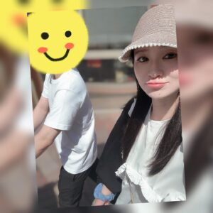 Yuu Tejima Instagram - ・

お散歩日和☀️

人すごかったので普段しないけど夫の服ちょいつまみしてみました🤏
初々しいカップルみたいで新鮮な気分になりました。笑

そして気付いたらしゃくれてた3枚目🤳

#休日　#夫婦　#家族　#お出かけ