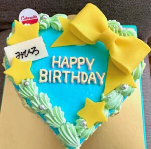 Yuu Tejima Instagram - ・

バースデーケーキどうしようか悩んでいたらめちゃくちゃ可愛いケーキが作れるサイトを発見🥰

@cakewith_tokyo 

オーダーも簡単で助かりました🤩
実物は想像以上に華やかで可愛くて食べるのがもったいないくらい。🩵💛💚笑

一からオーダーで作ったのですが
益々幸せになって欲しい！！と願いを込めて勝手なイメージカラーと、笑
今年のラッキーカラーをふんだんに詰め込みました✌️

文字も色を変えて2段にしてさりげないオシャレ感も加えてみたりして😏🩷

相手を思いながらオーダーするって幸せですね✨　
味も甘すぎず食後でもペロッと食べちゃいました😋

対応も早いし可愛いしオーダーしてよかったぁ🎂💕

#バースデーケーキ　#オーダーケーキ　#cakewith_pr 
#可愛いケーキ　#お祝い