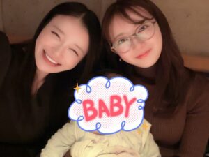 Yuu Tejima Instagram - ・

先日〜みるきーと念願の焼肉へ🍖　
　
　
段差があるところで
「ベビーカー重たかったら私担ぐんで言ってください！」
とかサラッと言ってくれる優しさ☺️
　

今回もてじっ子とたくさん遊んでくれたり👶💗
お裾分けで美味しいお出汁達と私が大好きなゼリーまで覚えててくれて持ってきてくれました🍬　

みるきーママがわざわざゼリー買ってきてくれたみたい🥹

お母様まで優しいのね😭ありがとうございます！！　　　
　
　
　

　

今回もあらためて思ったけど
みるきーって裏表ありそうで全くない人No.1🐰💞笑。
話し方はラブリーだけど言ってる事サッパリしててツボ😍

　
　
楽しすぎて帰りたくなかった♪ 
　

あと、　
みるきーが恐ろしいくらい丈短いニットワンピで2度見した👀💦笑　
　
　
　
　
　
　

#渡辺美優紀  #みるきー　#癒し　#楽しかった　#ご飯
#焼肉　#いつも優しい　#ありがとう