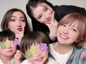 Yuu Tejima Instagram - ・
　　
　

どぎつい加工でこんばんみ。

先日〜真里ちゃんちでご飯🍚

てじっ子もたくさん遊んでもらってテンション上がってました♪

とんでもなく平和で朗らかな時間を過ごせて癒されました✨

大好きな人達と食べるご飯は格別ですな✨