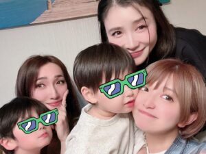 Yuu Tejima Instagram - ・
　　
　

どぎつい加工でこんばんみ。

先日〜真里ちゃんちでご飯🍚

てじっ子もたくさん遊んでもらってテンション上がってました♪

とんでもなく平和で朗らかな時間を過ごせて癒されました✨

大好きな人達と食べるご飯は格別ですな✨