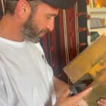 Yuval Scharf Instagram - לצד אחד השבועות הקשים והמורכבים פה, בתוך אינסופ כאב וניסיון יומיומי למצוא תקווה - אלה היו רגעי חסד. תודה לפרטנר הכי טוב שיכולתי לבקש. • • מדבר- נקודת מבט הרגיל , החום , הפשוט ,האחיד ,המשעמם, החם ,היבש, המסוכן . הוא גם המגוון , המשתנה , האינסופי, הצבעוני , הרחב , העמוק , הבטוח, מלא הרבדים -הוא השפע . 🌵🏜️🫀🪬